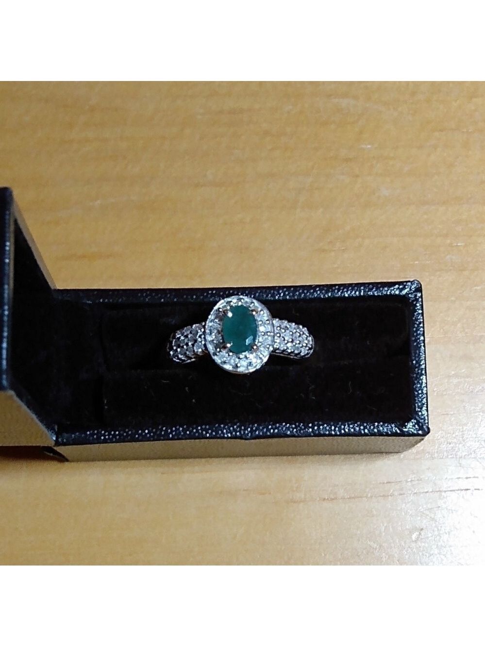 Elegant 10k gold, real diamonds and a genuine emerald Ring size 7❤️❤️
